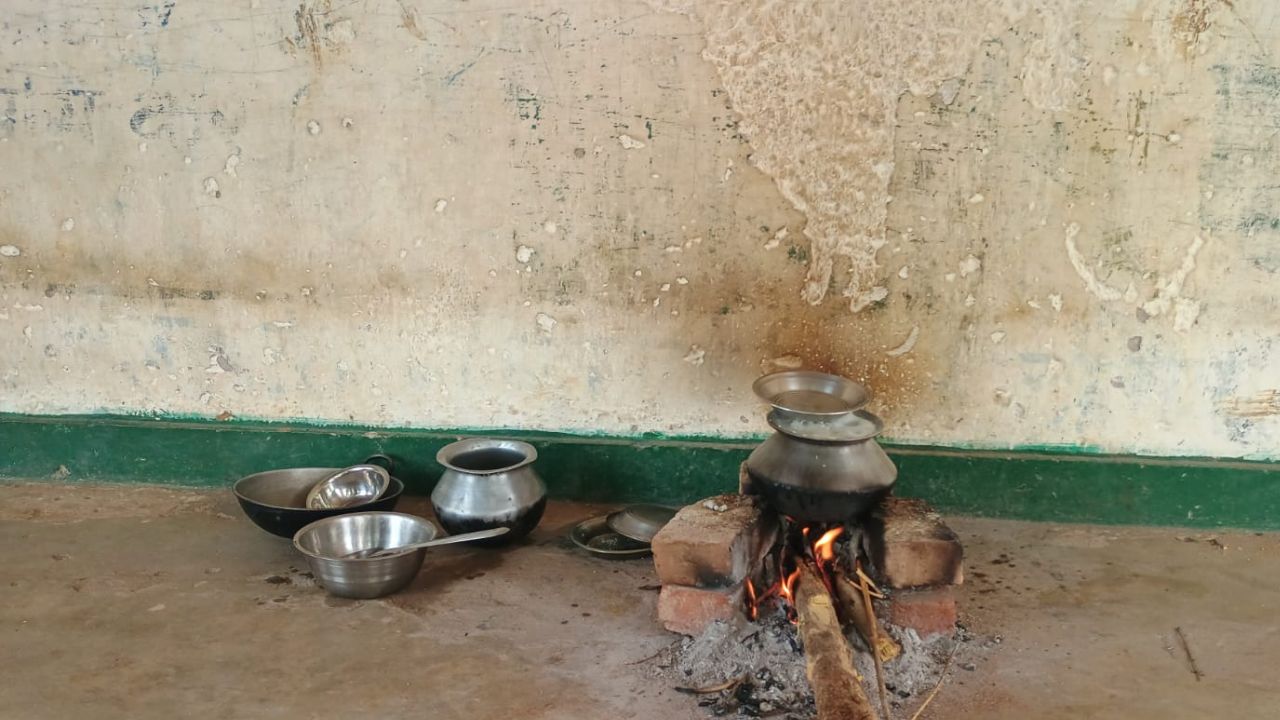 20 साल से अधूरा आंगनबाड़ी भवन: बरामदे में पढ़ाई को मजबूर बच्चे, खुले में बन रहा भोजन