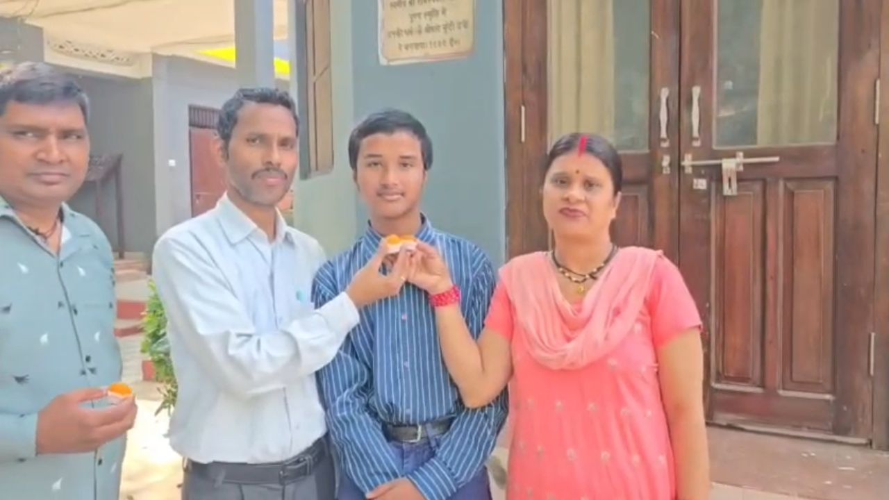 Uk Board 10th Topper 2026: बिना ट्यूशन पढ़कर अक्षत गोपाल ने किया कमाल, पूरे प्रदेश में पहला स्थान