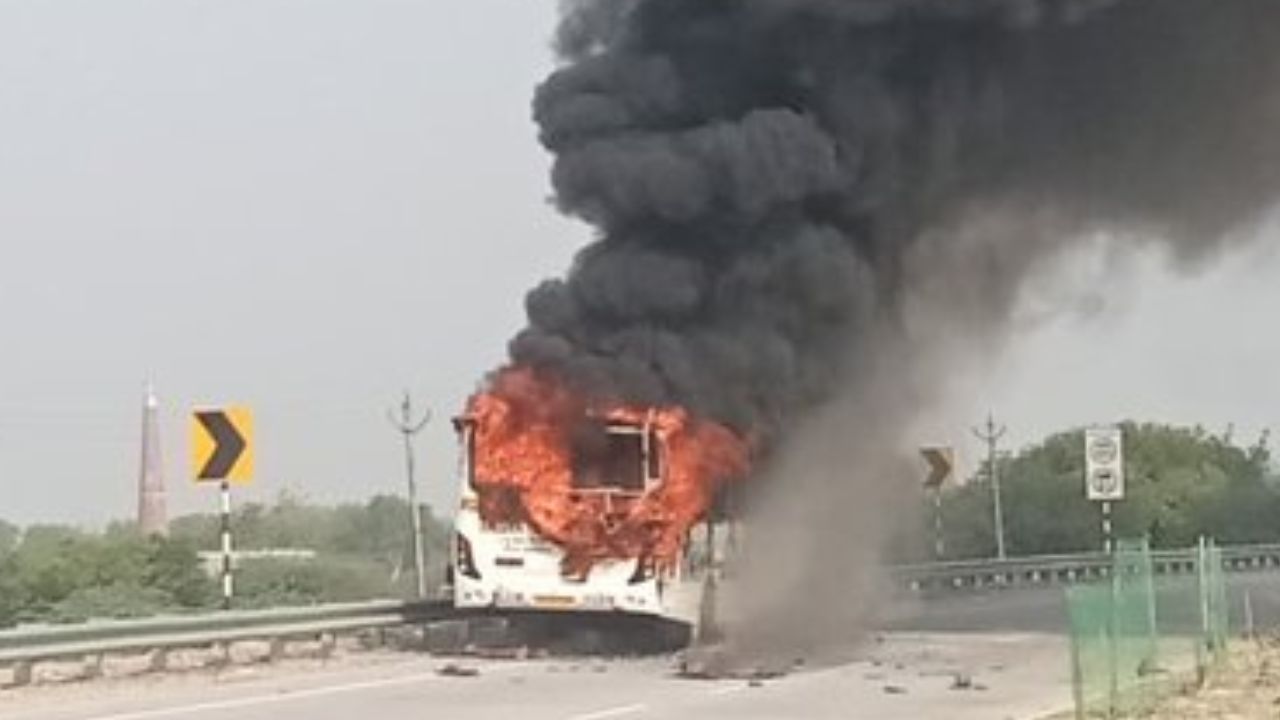 Bus Fire in Unnao: उन्नाव NH-31 पर चलती बस बनी आग का गोला, 65 से अधिक श्रमिक मौजूद, मची अफरा-तफरी
