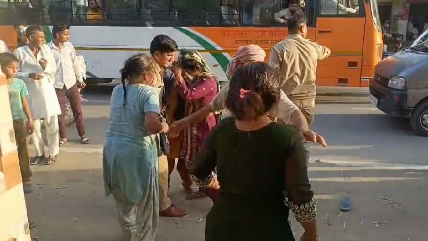Muzaffarnagar: पुलिस चौकी के सामने महिलाओं का ‘महायुद्ध’, बीच सड़क खिंचे बाल, वीडियो वायरल
