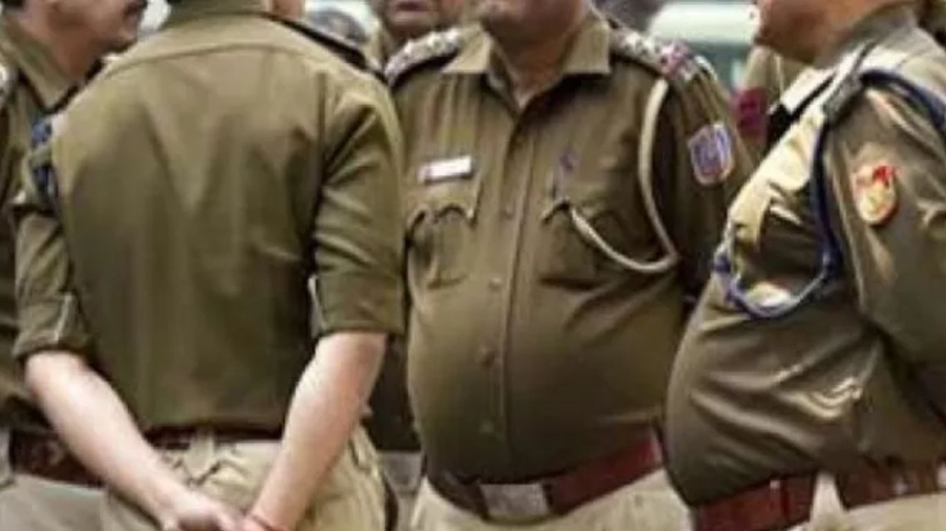 Mirzapur: खाकी पर हमला! ई-रिक्शा विवाद सुलझाने पहुंचे सिपाहियों को भीड़ ने पीटा, चौकी इंचार्ज से भी हाथापाई