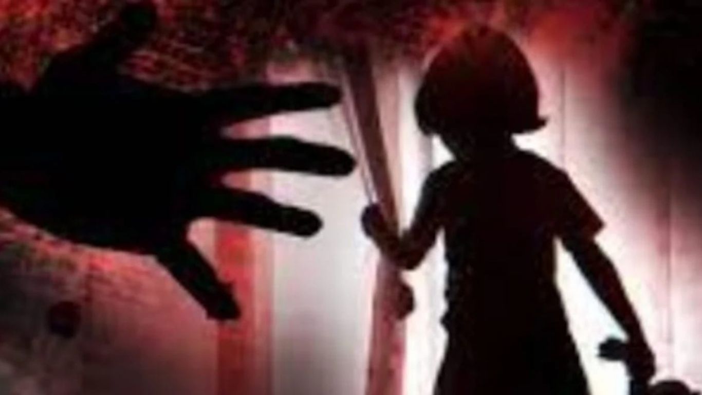 Budaun Rape: बदायूं में 30 साल के दरिंदे ने मासूमियत को रौंदा, रक्षक ही बना भक्षक