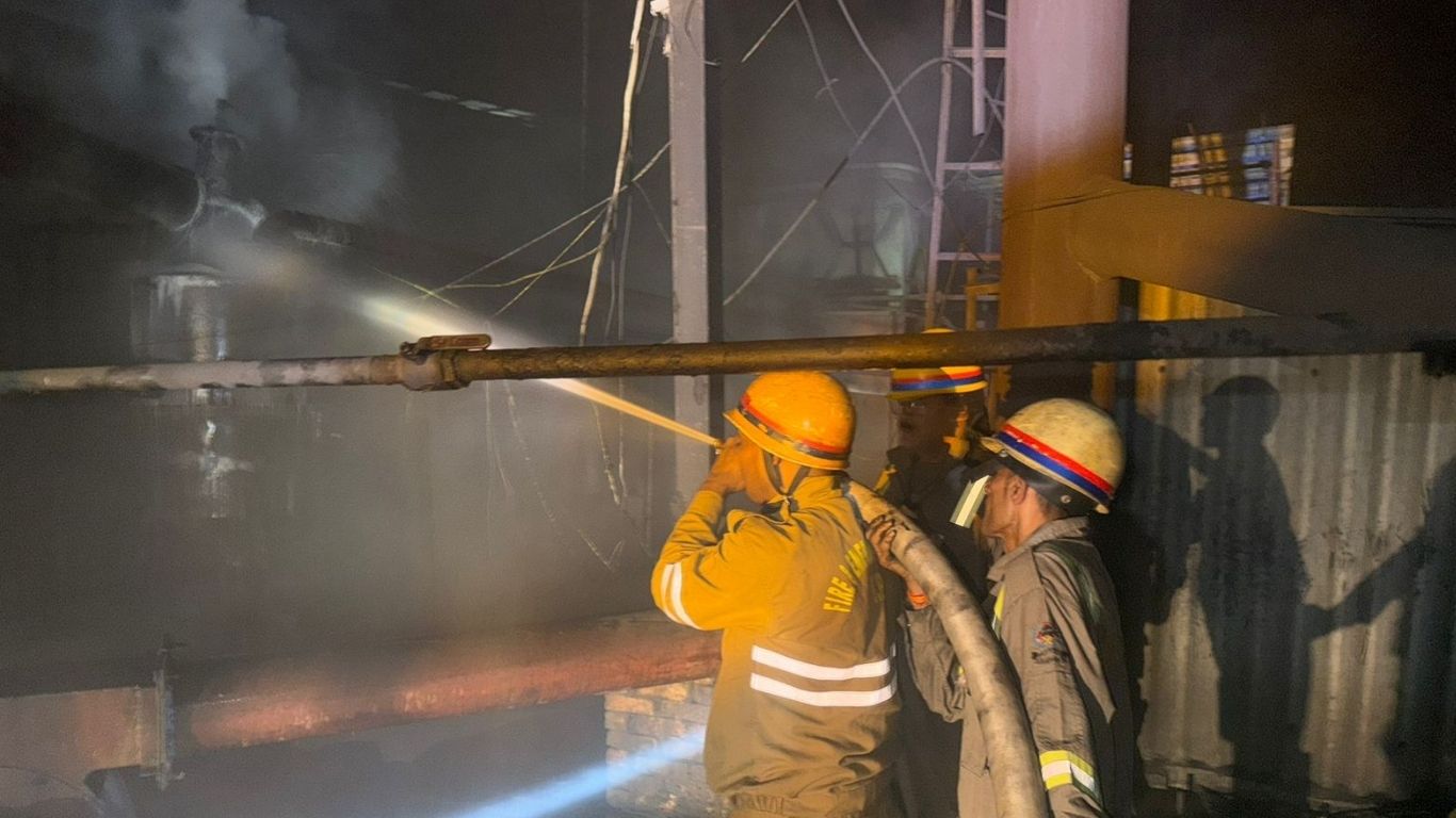 Muzaffarnagar: शॉर्ट सर्किट या लापरवाही? मुजफ्फरनगर की टायर फैक्ट्री में धधकी आग, मजदूरों ने ऐसे बचाई जान