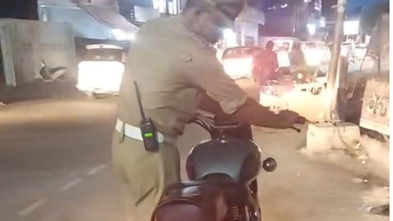 Bullet Sieged Budaun: क्या आप भी बुलेट में लगवाते हैं मॉडिफाइड साइलेंसर? बदायूँ पुलिस की यह कार्रवाई देख उड़ जाएंगे होश