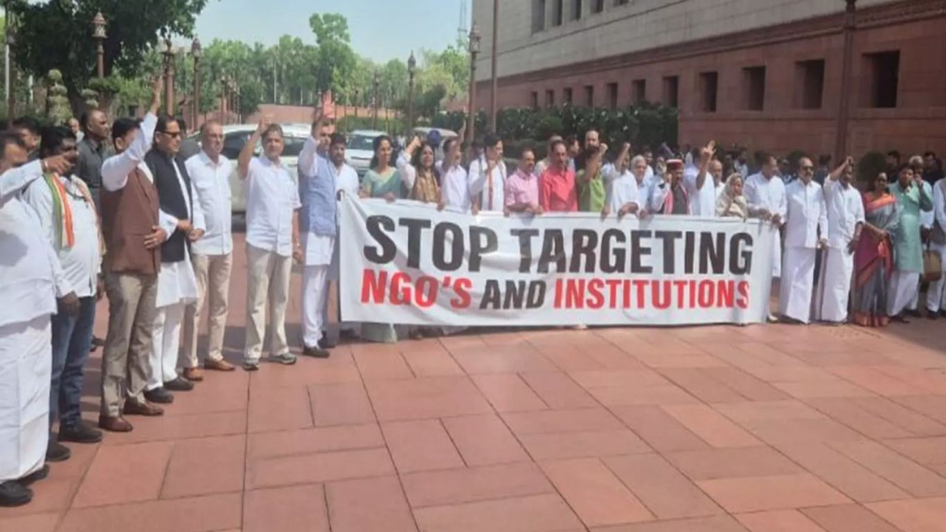 FCRA Amendment Bill Protest: संसद के बाहर विपक्ष का बड़ा प्रदर्शन, जानें क्यों जता रहे विरोध?