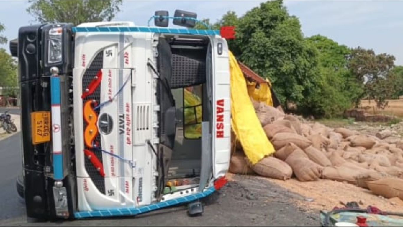 सड़क पर ट्रक जा रहा था रफ़्तार से… इतने में रास्ते पर अचानक आया कौन, ट्रक के उड़े परखच्चे, जानें फतेहपुर की यह घटना