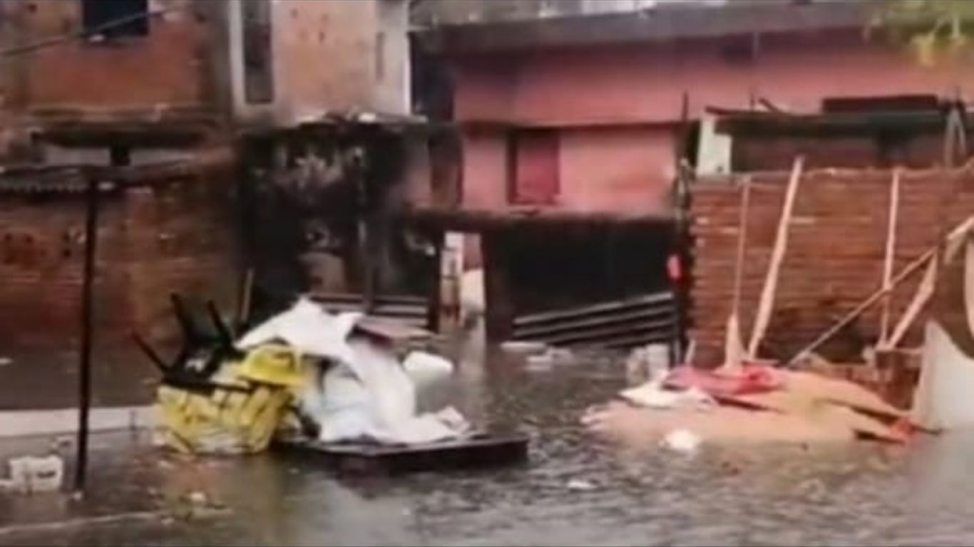 Deoghar News: देवघर में भारी बारिश के कारण करोड़ों का ड्रेनेज सिस्टम फेल, सड़के बनी तालाब