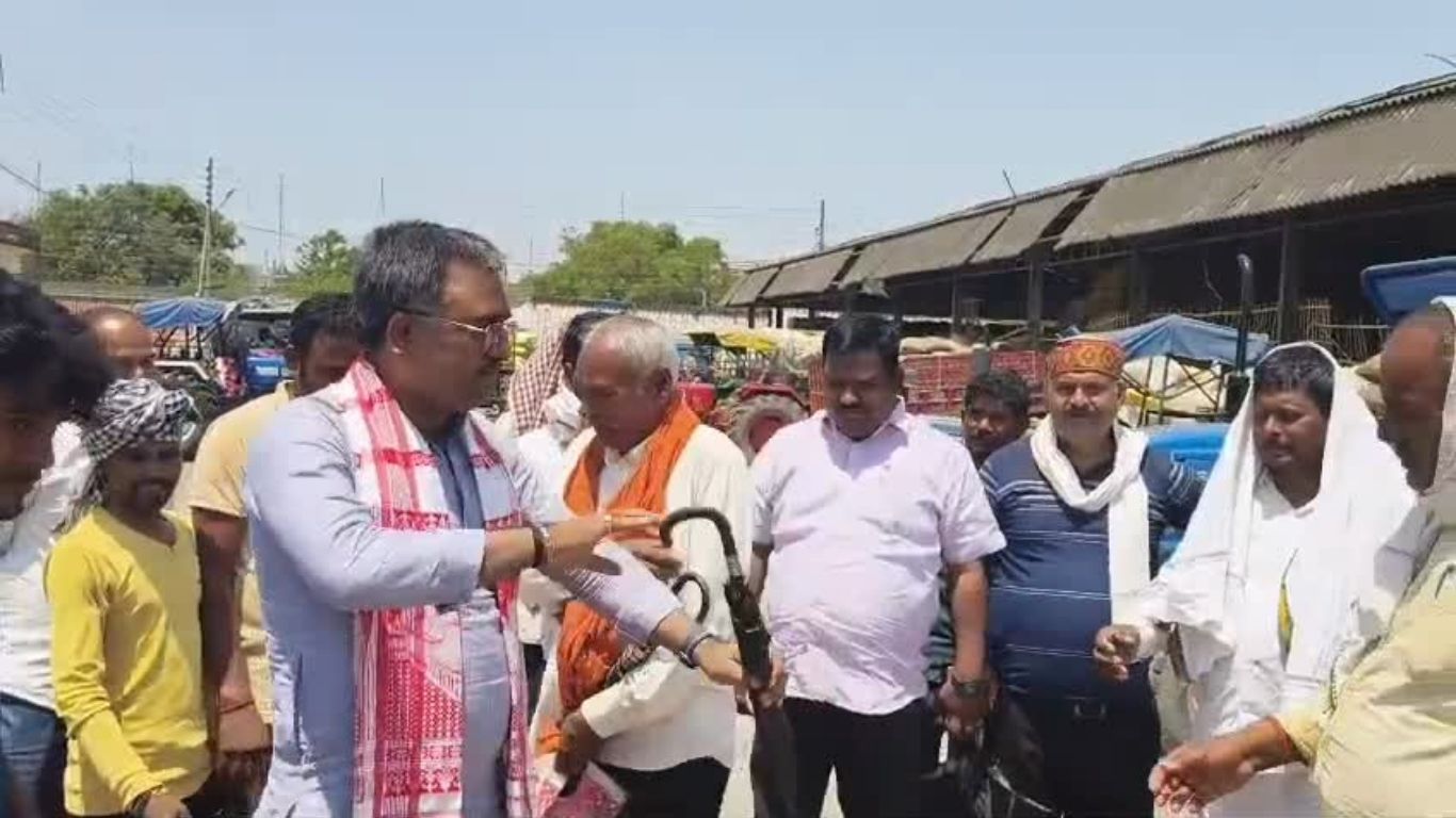 Sonbhadra News: किसानों को बांटे छाते, मंडी की बदहाली पर बरसे किसान नेता संदीप मिश्र