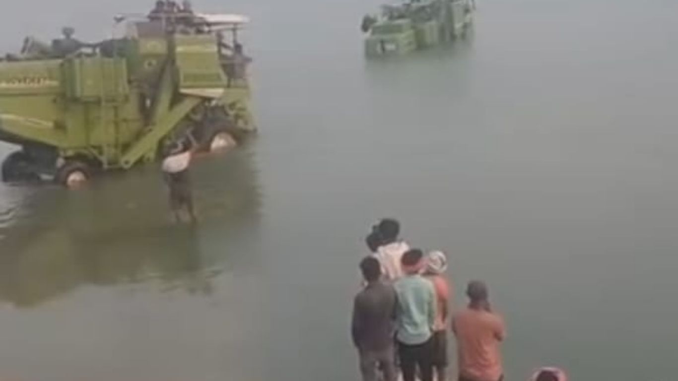 Deoria: पीपा पुल अधूरा होने से किसानों की जान दांव पर