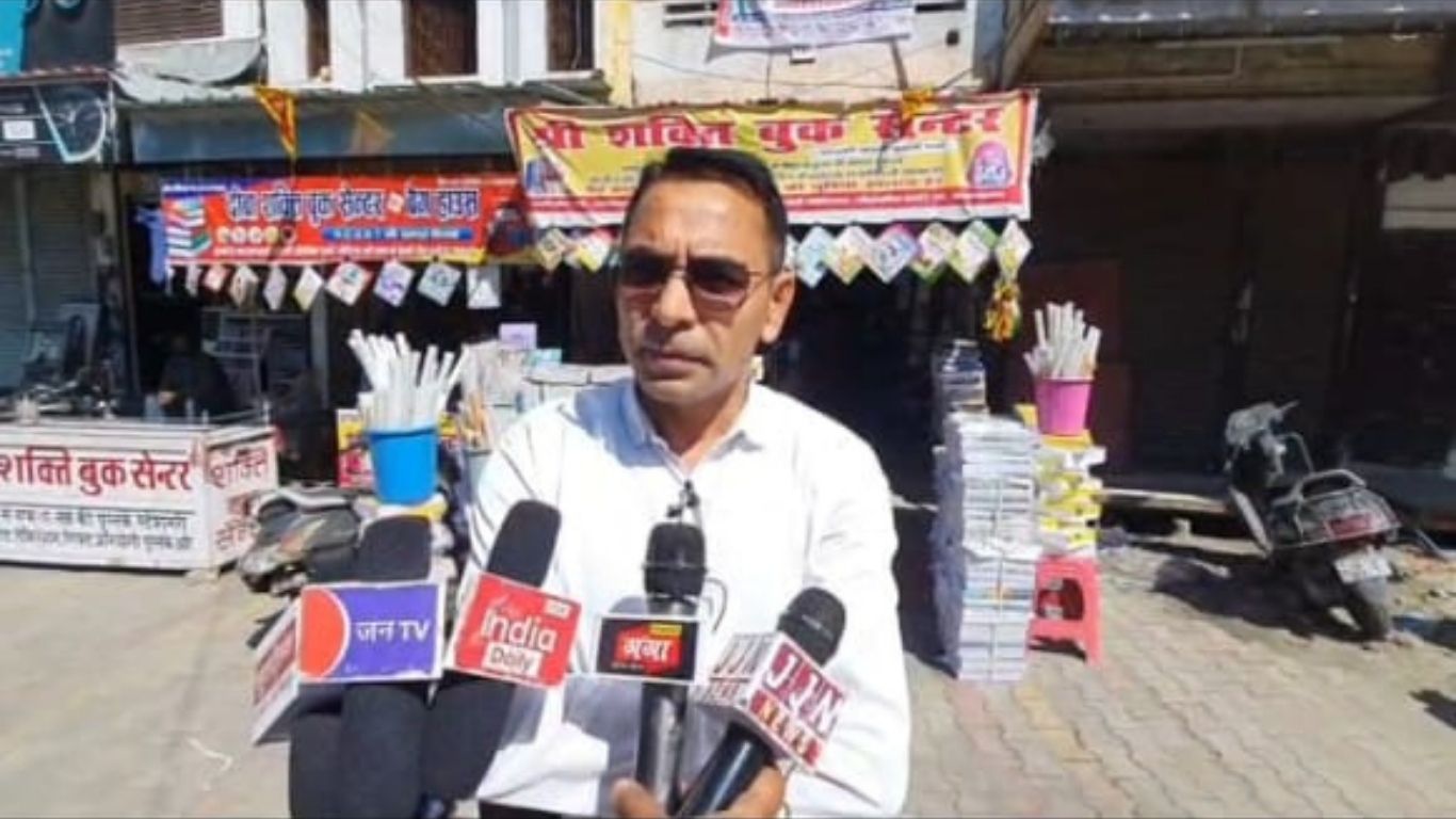 नैनीताल: रामनगर में बुक सेलर्स पर प्रशासन की छापेमारी, मचा हड़कंप