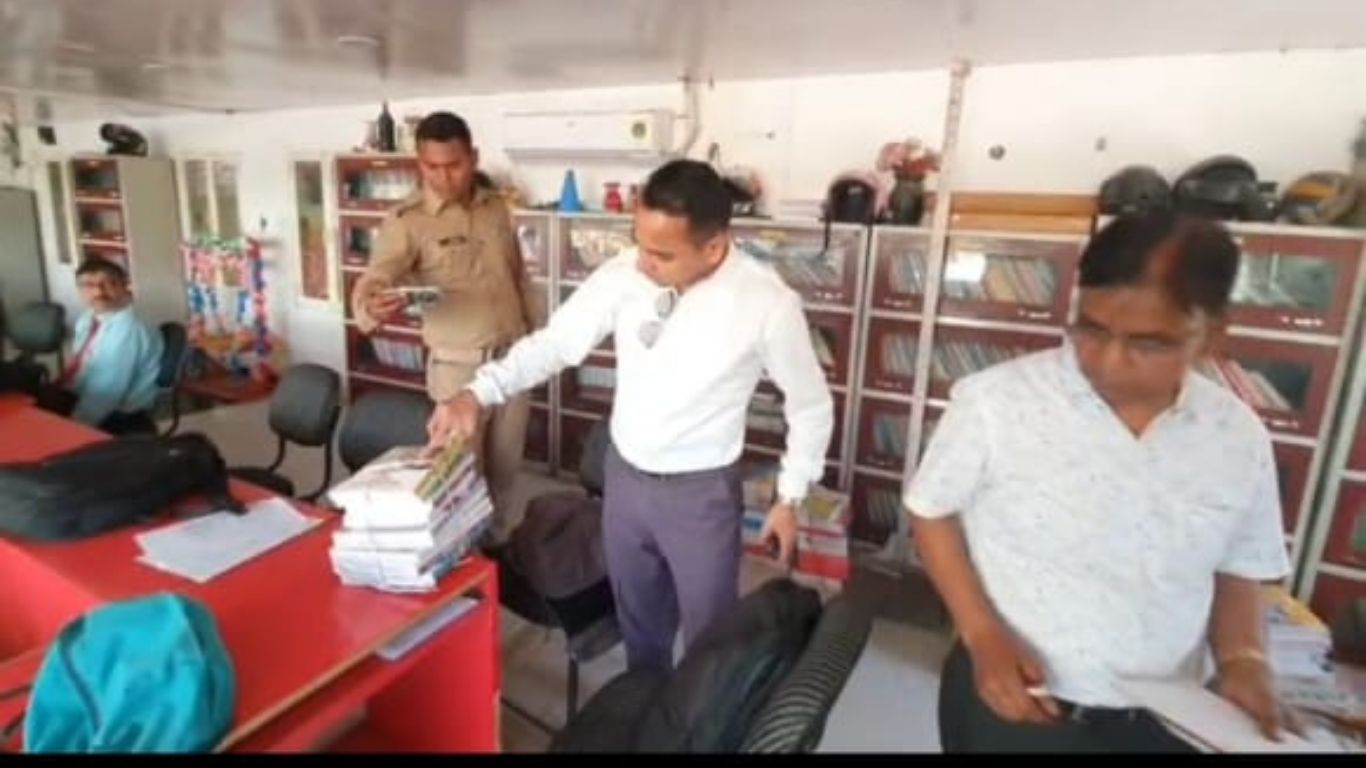 नैनीताल: रामनगर में बुक सेलर्स पर प्रशासन की छापेमारी, मचा हड़कंप