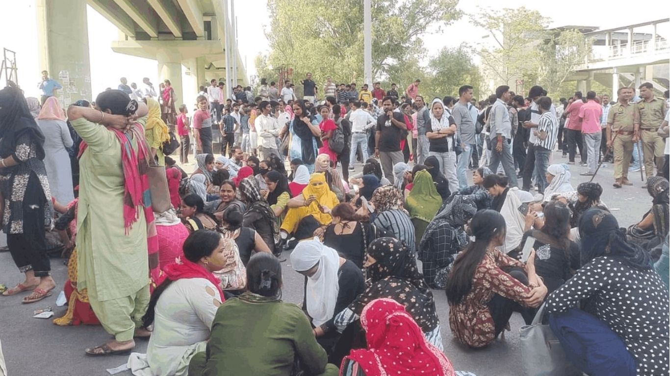 Noida Salary Protest: नोएडा में वेतन बढ़ोतरी को लेकर उग्र प्रदर्शन, सेक्टर-60 के पास सड़क जाम
