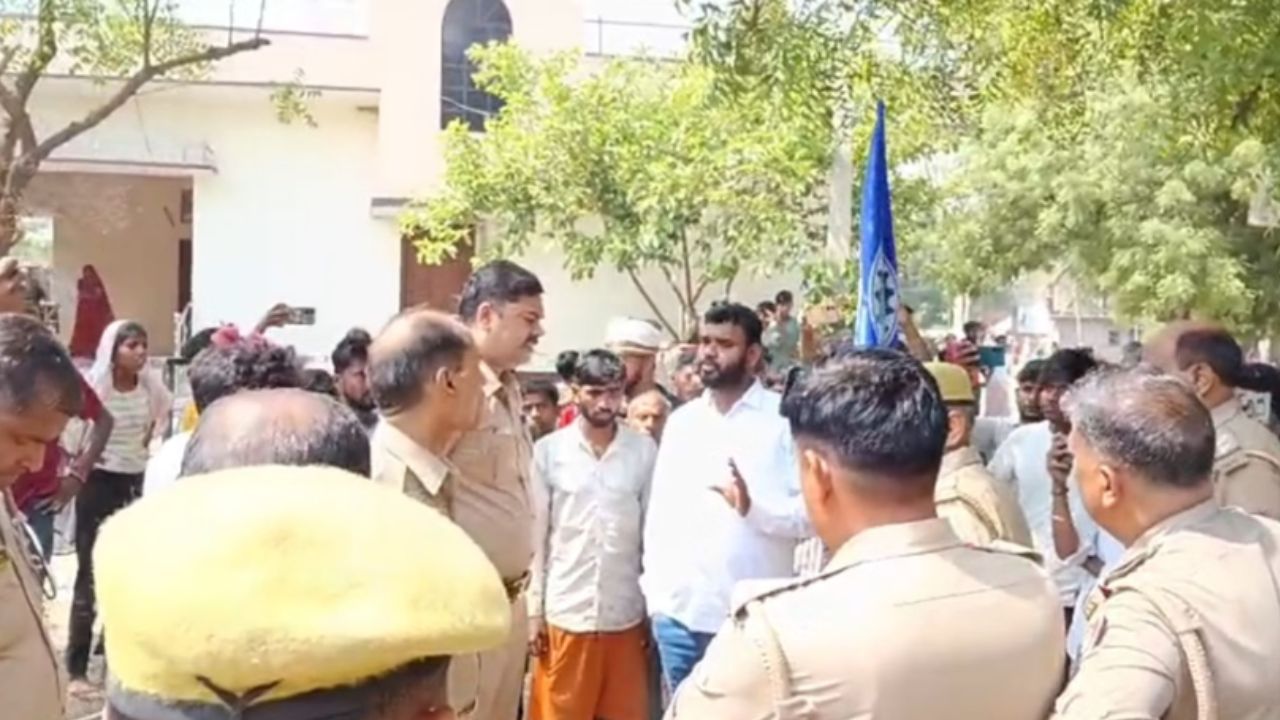 Varanasi News: झंडा विवाद पर भड़की भीड़, पुलिस पर पथराव… ACP समेत 7 घायल