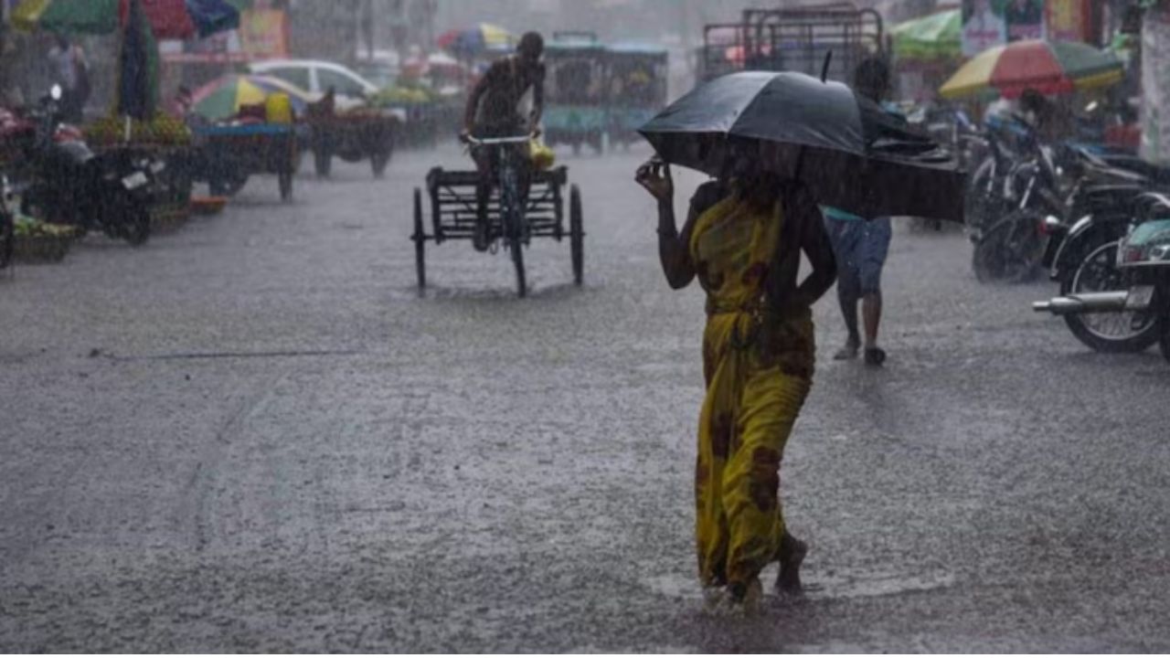 UP Weather: 24 घंटे में 6°C गिरा पारा, बारिश-ओले से बदला मौसम