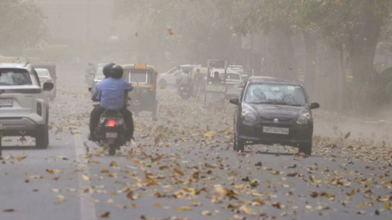 Weather Update: दिल्ली में राहत, लेकिन इन शहरों पर मंडरा रहा तूफान का खतरा! जानिये यूपी समेत इन राज्यों का मौसम