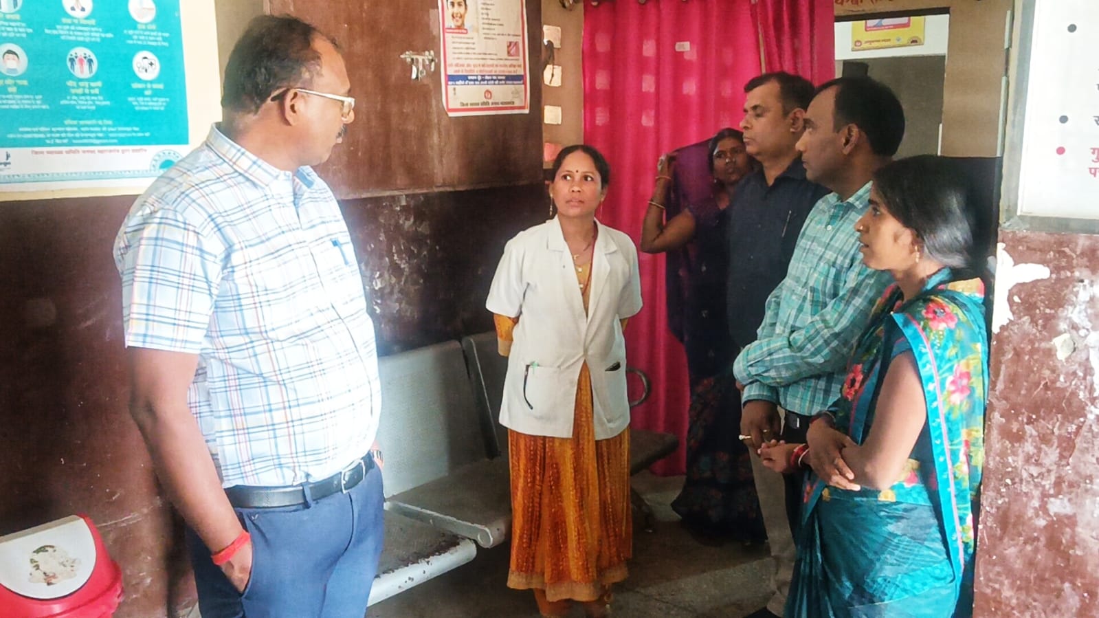 महराजगंज में डीएम ने बागापार में मारा छापा, गंदगी और लापरवाही पर एक्शन