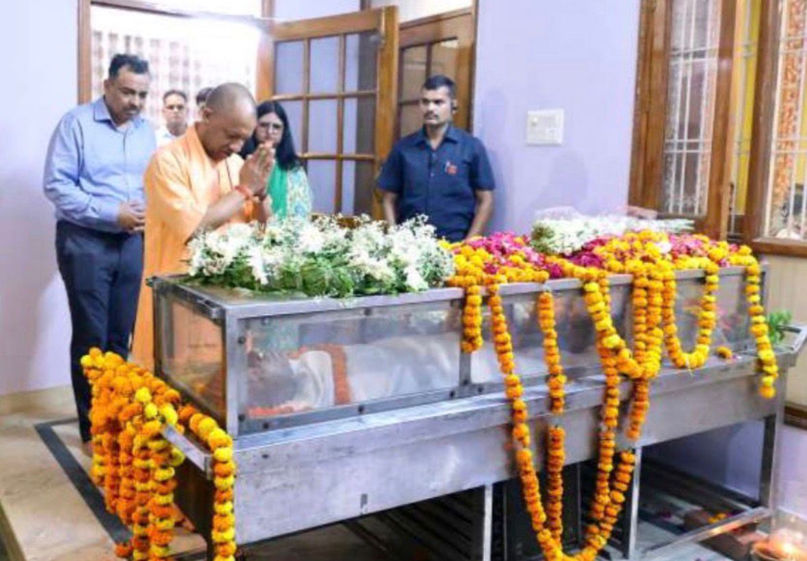 सीएम योगी आदित्यनाथ पहुँचे ADG अमिताभ यश के घर, दिवंगत पिता रामयश सिंह को अर्पित किए श्रद्धा सुमन