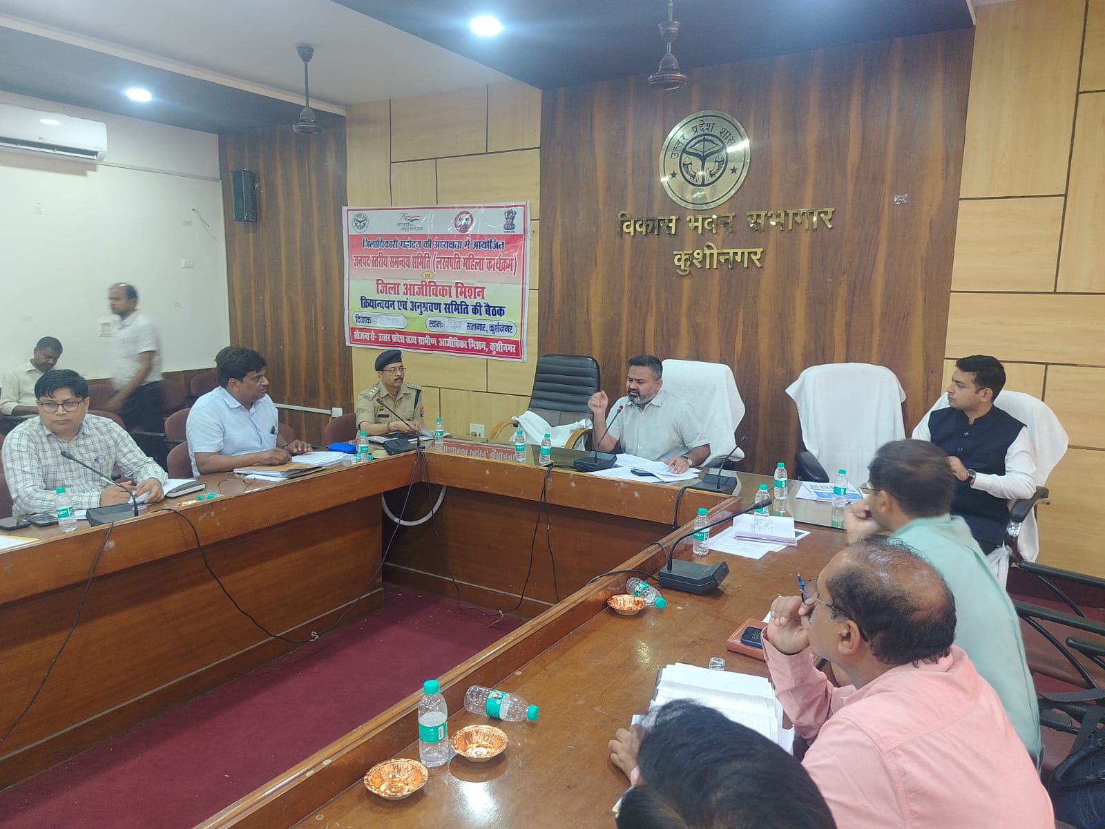 Kushinagar: क्या 15 जून तक बदल जाएगी जिले की सूरत? DM ने लखपति दीदी और बाढ़ को लेकर क्यों खींची लक्ष्मण रेखा?