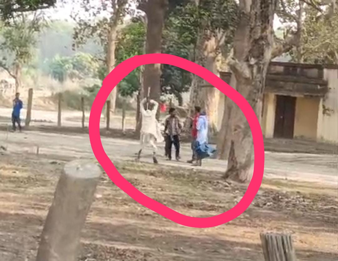 वन चौकी में बर्बरता! युवक को घसीटकर ले गए वनकर्मी, बेरहमी से पीटा-वीडियो वायरल