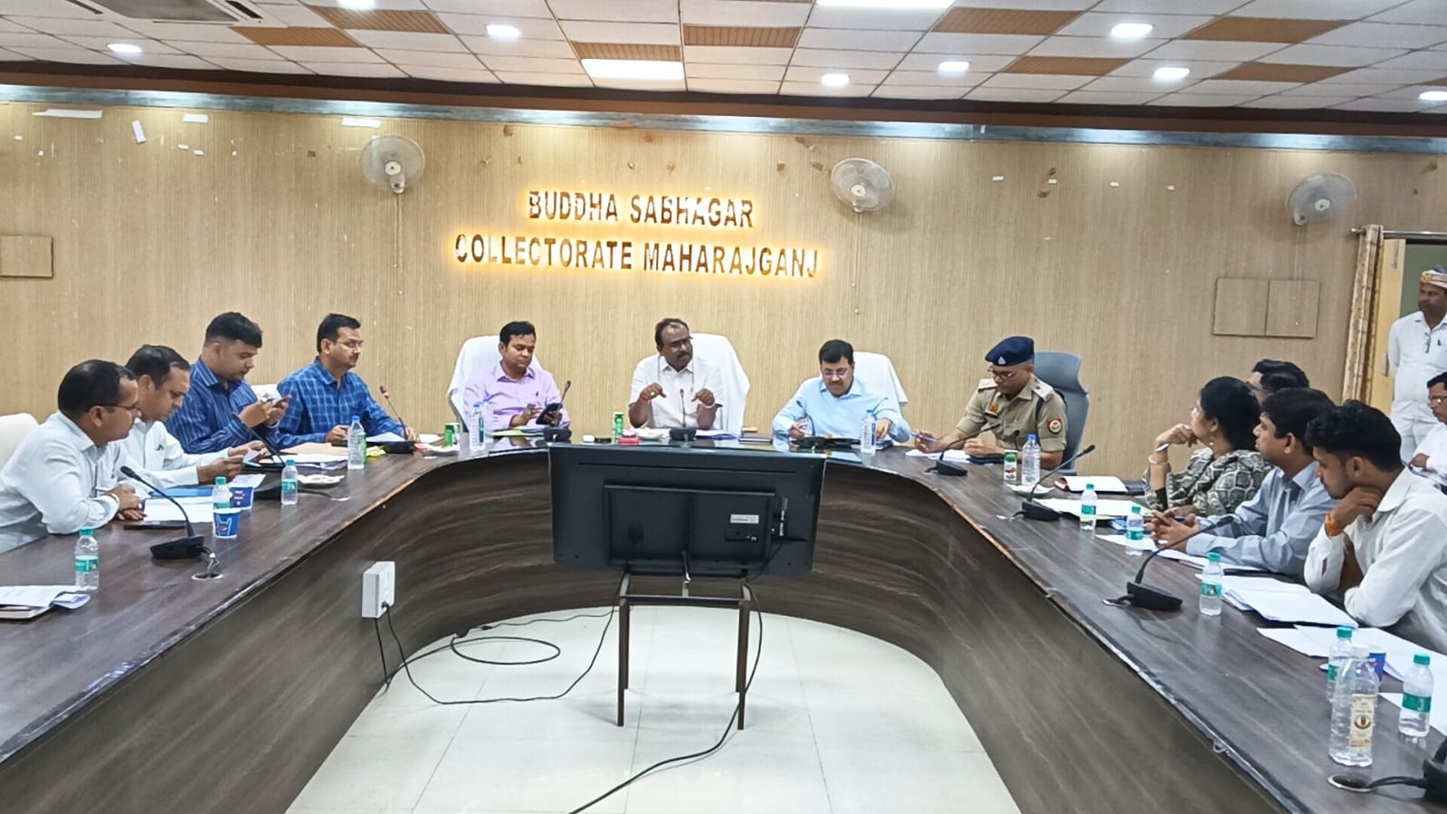 Maharajganj News: कर्ज देने में देरी से बिफरे डीएम, बैंक मैनेजरों को दी ये चेतावनी