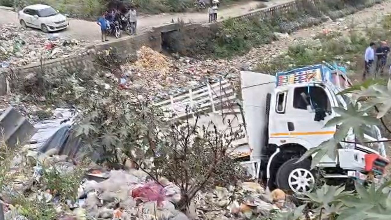 Vikasnagar: आधी रात का खौफनाक मंजर, रेलिंग तोड़कर नाले में गिरा ट्रक… परखच्चे उड़े