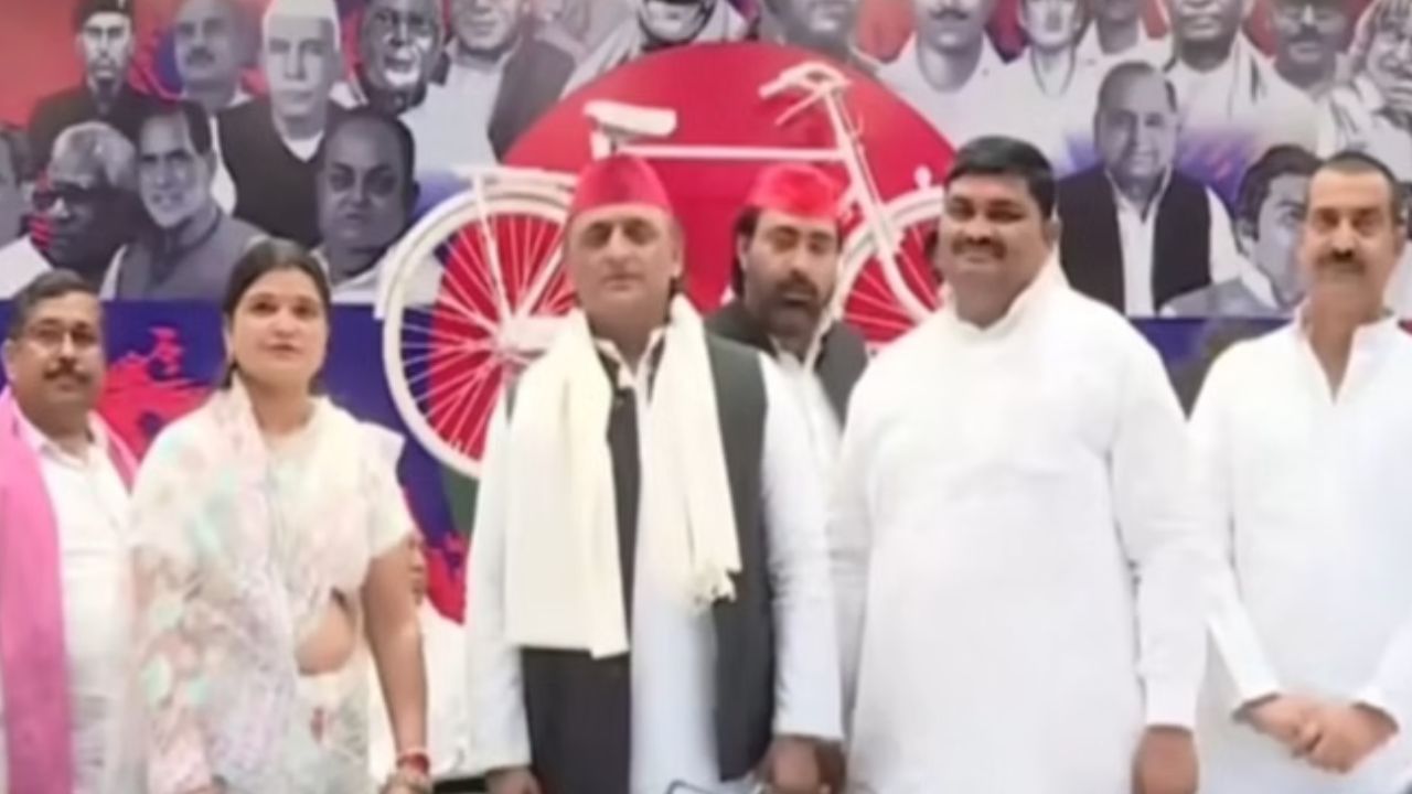 पूर्वांचल में BJP को झटका: इस दिग्गज विधायक के भाई पूरे परिवार के साथ हुए सपा में शामिल, बदलेंगे समीकरण?