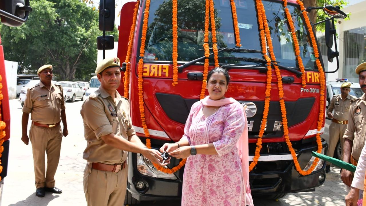 Budaun: आग से जंग के लिए एसएसपी अंकिता शर्मा का बड़ा कदम! दो नई हाईटेक दमकल गाड़ियां सड़कों पर उतरीं