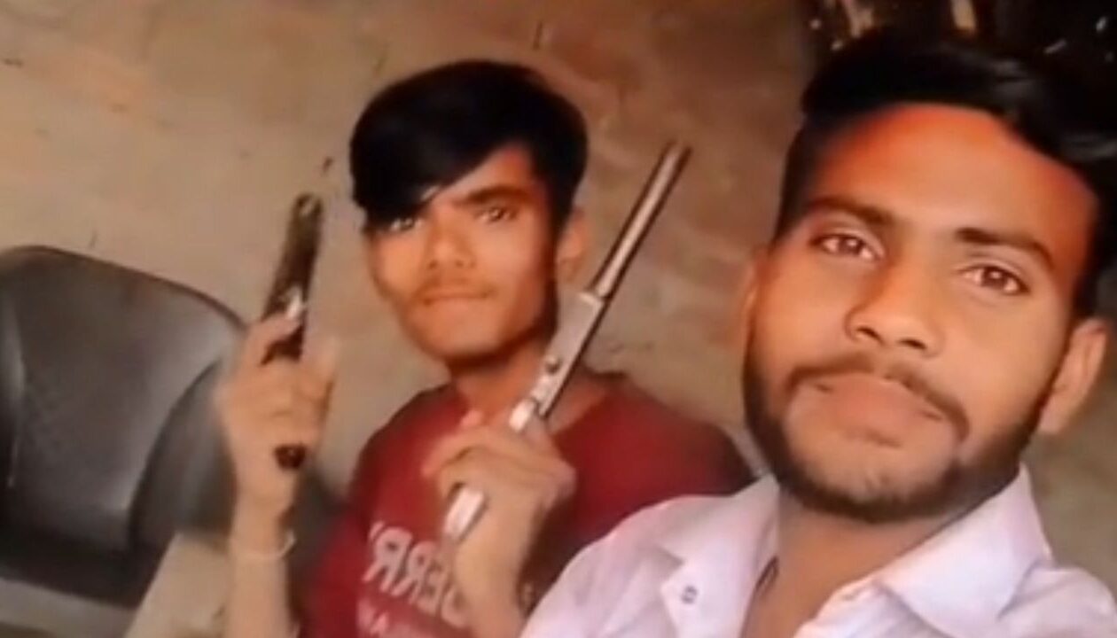 बदायूं में कानून-व्यवस्था पर फिर उठे सवाल, युवक का तमंचा लहराते वीडियो वायरल