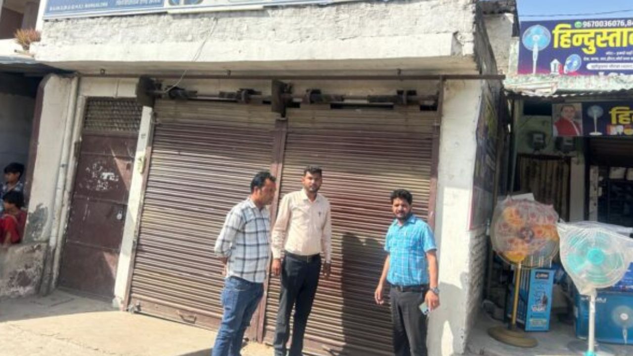 बलरामपुर में झोलाछाप डॉक्टरों पर ‘सर्जिकल स्ट्राइक’, अवैध क्लीनिक सील