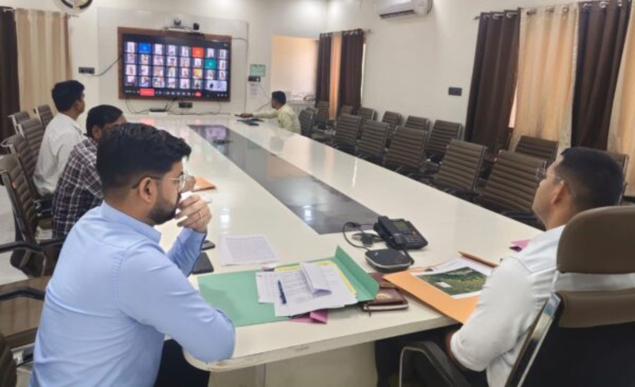 बलरामपुर में ड्रोन, कॉम्बिंग और अलर्ट मोड में प्रशासन; हर कदम पर बढ़ाई गई निगरानी