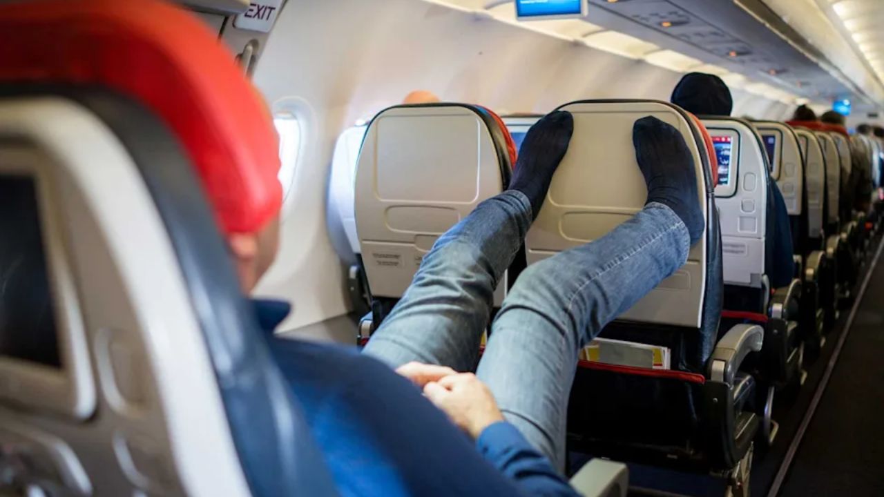 फ्लाइट में काले मोजे पहनना पड़ सकता है खतरनाक! एक छोटी गलती कैसे बन सकती है बड़ा हादसा?