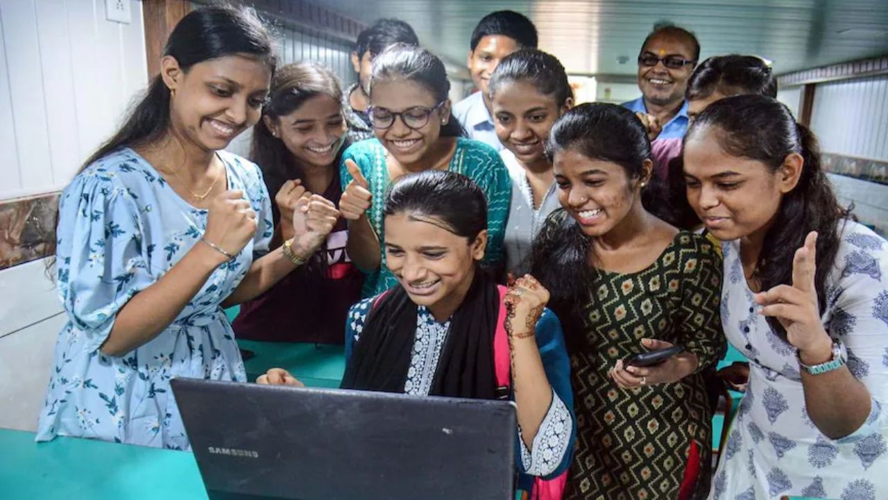 UP Board Results 2026: आज 4 बजे आएगा हाईस्कूल और इंटर का रिजल्ट, 53 लाख से ज्यादा छात्रों का इंतजार खत्म