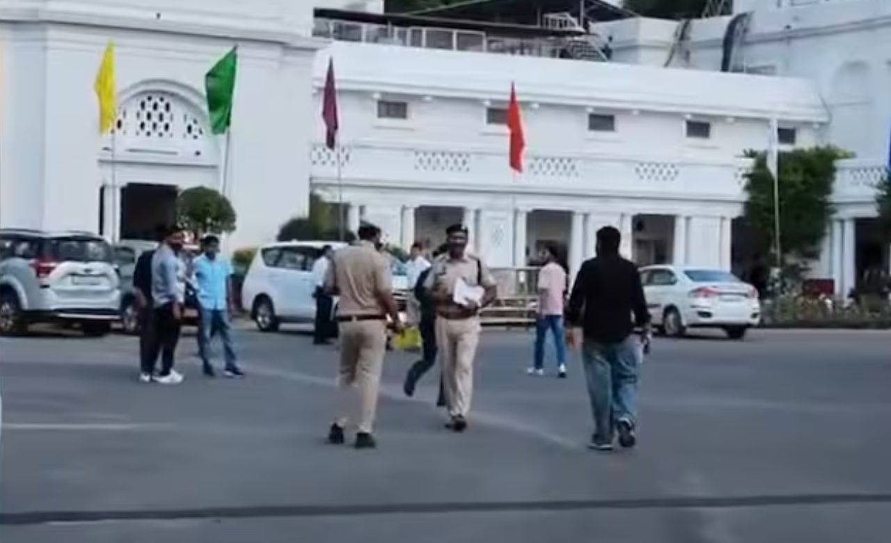 “ब्राह्मण DMK से दूर रहें…” दिल्ली विधानसभा को फिर से बम से उड़ाने की धमकी, ईमेल ने बढ़ाई सनसनी