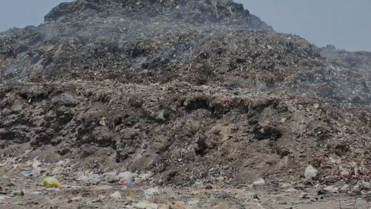 Rampur: कूड़े के ढेर में धमाका युवक जख्मी, इलाके में दहशत