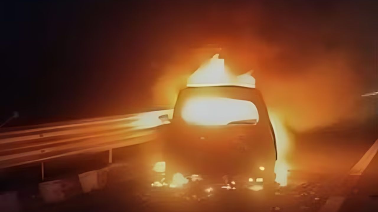 Alwar: चलती कार बनी आग का गोला, एक्सप्रेस-वे पर ऐसा क्या हुआ कि 5 ज़िंदगियां पलभर में हो गईं राख