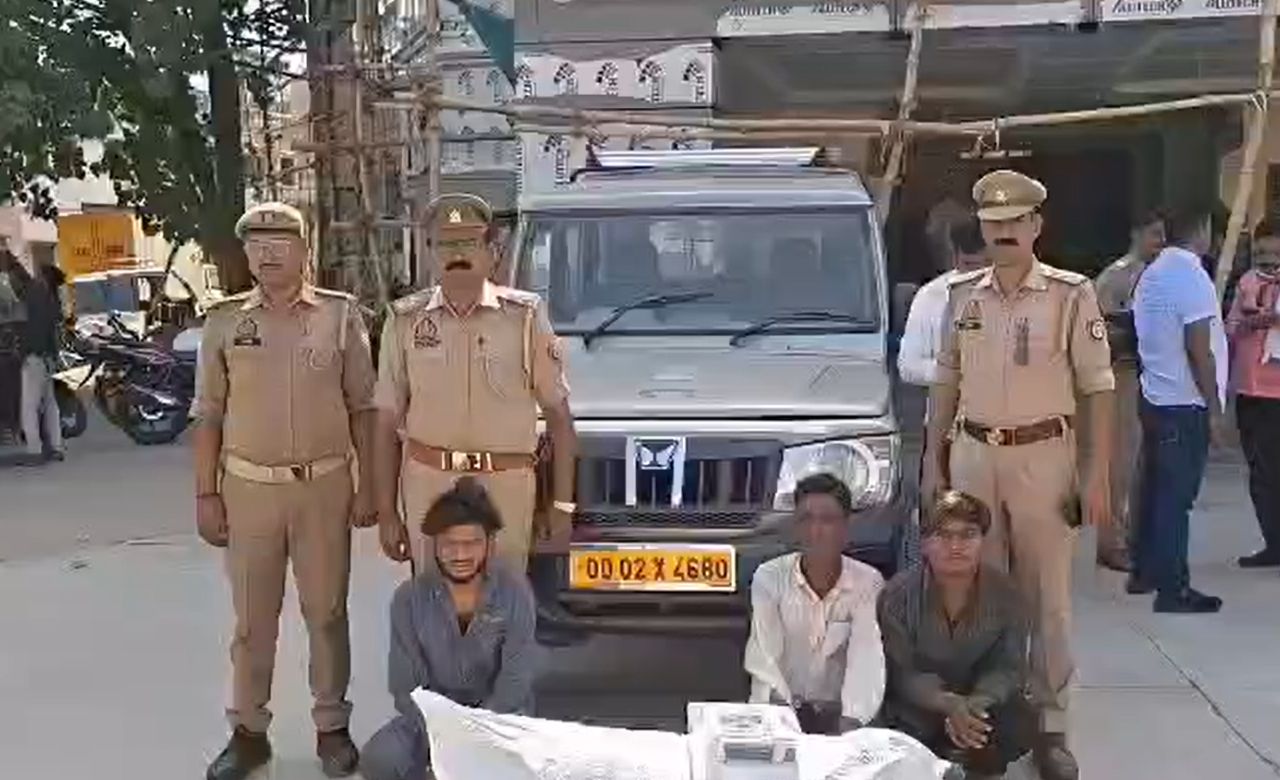 सोनभद्र में 50 किलो गांजा के साथ 3 तस्कर गिरफ्तार, फर्जी नंबर प्लेट लगाकर कर रहे थे सप्लाई