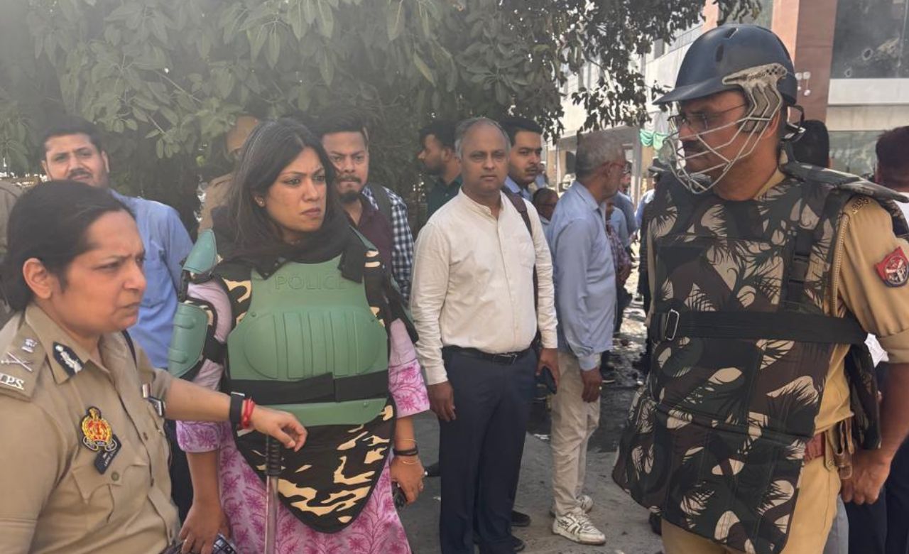 नोएडा में मजदूरों की हड़ताल के पीछे किसकी साजिश? बाहर वालों ने व्हाट्सऐप से भड़काई भीड़! नोएडा पुलिस का बड़ा खुलासा