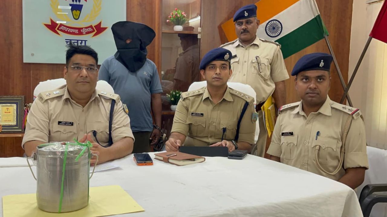 चतरा में नशे के कारोबार का भंडाफोड़, घर से चला रहा था अफीम का धंधा