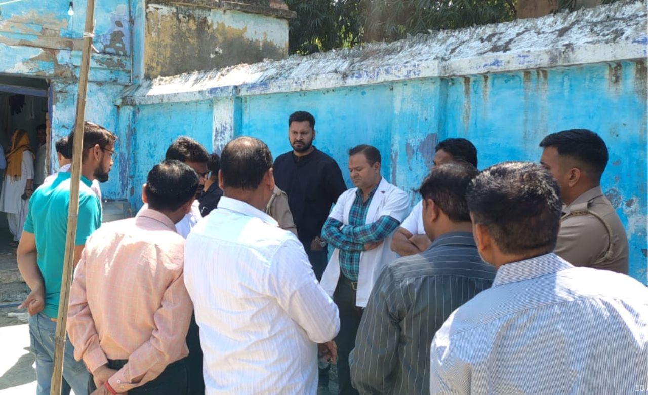 बाथरूम में बंद था दरवाजा. अंदर जो मिला उसने सबको हिला दिया, पढ़िए बड़ी खबर