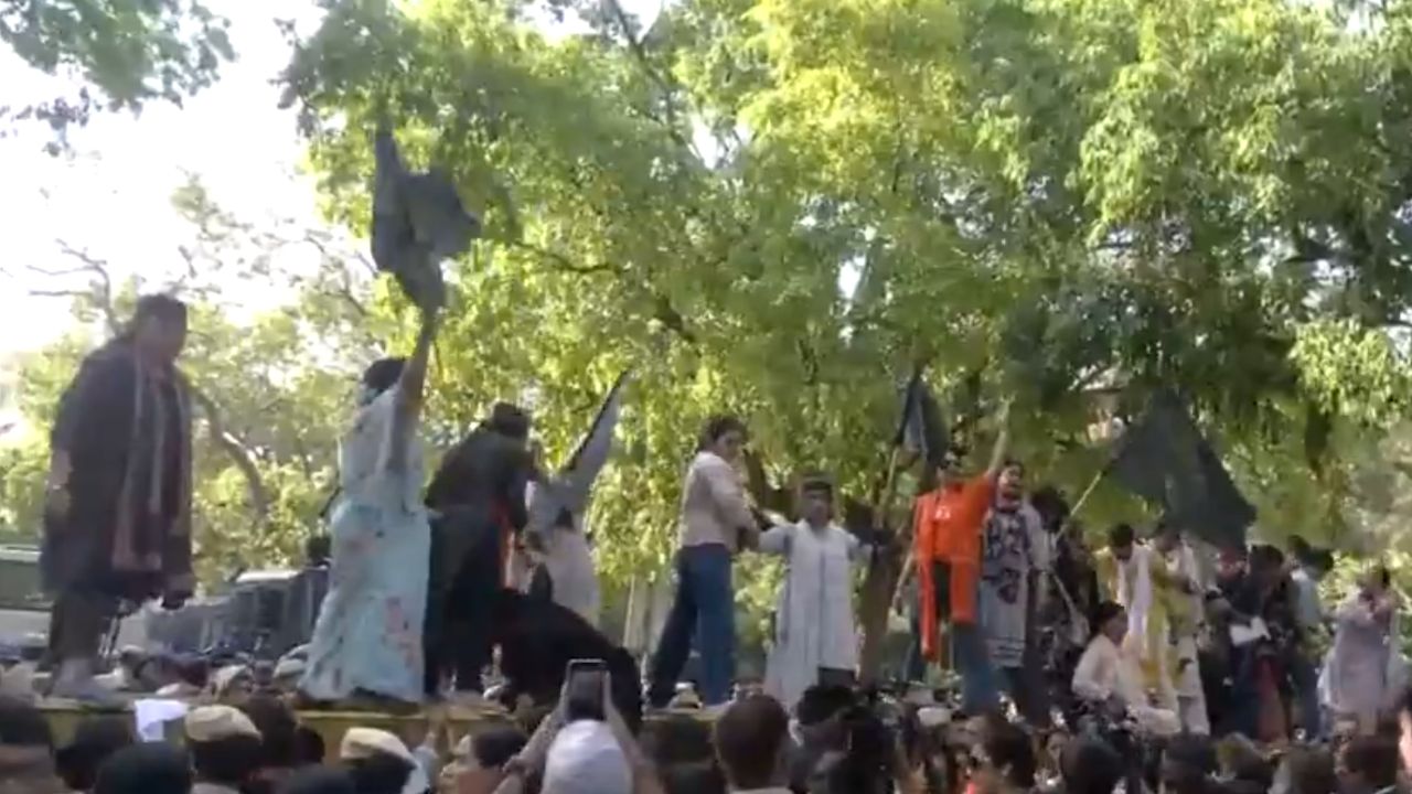 नहीं पारित हुआ ‘महिला आरक्षण बिल’ तो सड़क पर सीएम रेखा गुप्ता ने कर दिया बवाल, हेमा मालिनी समेत कई भाजपा नेता सड़क पर