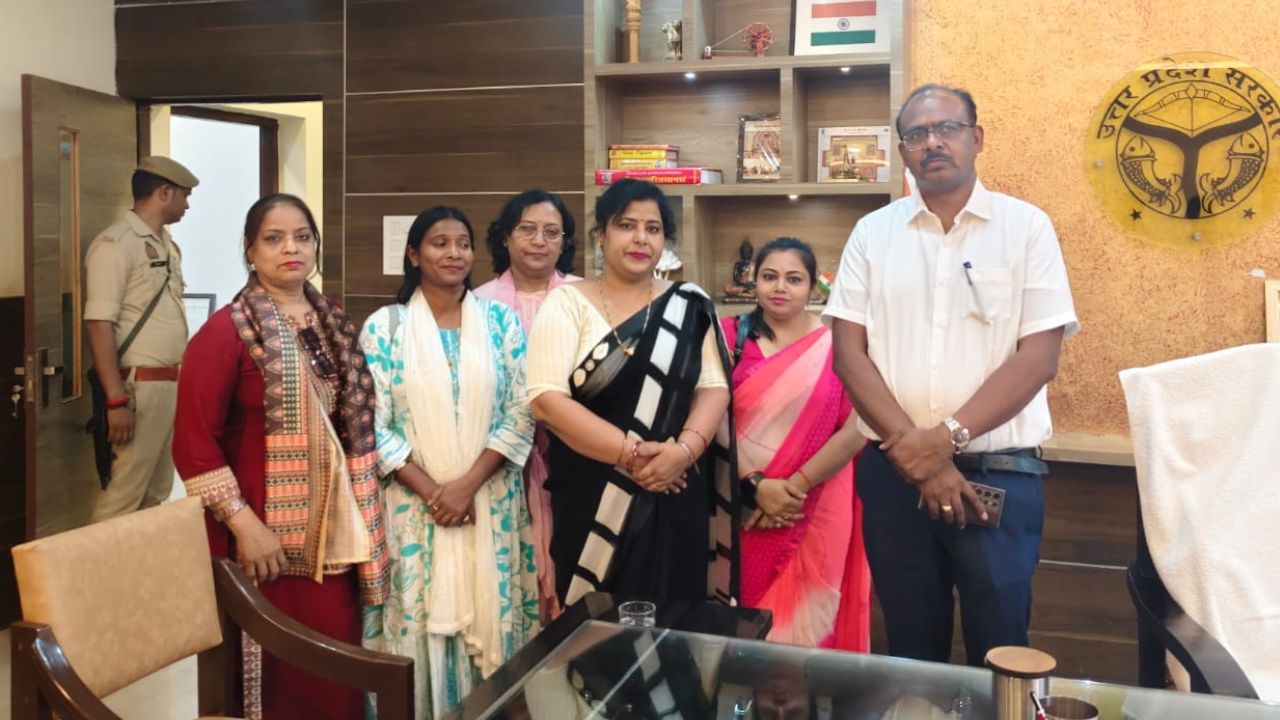 महराजगंज में शिक्षकों की आवाज बुलंद, डीएम को सौंपा गया ज्ञापन