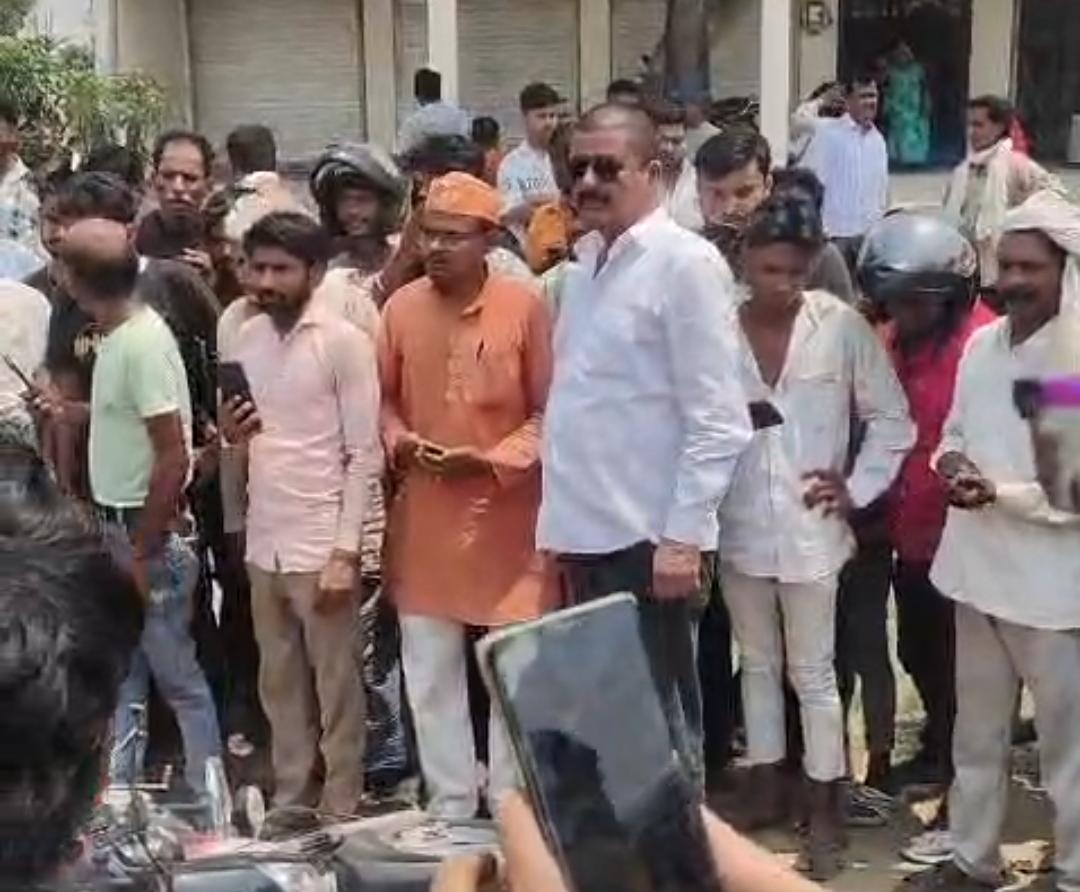 महराजगंज में दर्दनाक सड़क हादसा: ट्रेलर ने बाइक सवार परिवार को रौंदा, पति-पत्नी और मासूम बच्ची की मौत