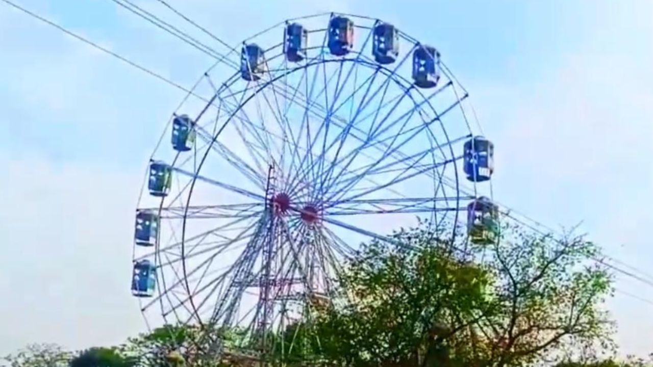 बदायूं के मंगला मुखी माता मेला: झूले के ऊपर से गुजर रही हाईटेंशन लाइन, इजाजत किसने दी?