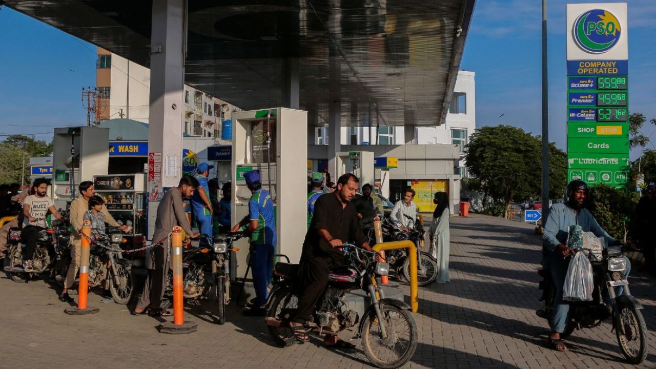 पाकिस्तान के मंत्रियों को 6 महीनों तक नहीं मिलेगी सैलरी, डीजल के रेट सुनकर हैरान हो जाओगे