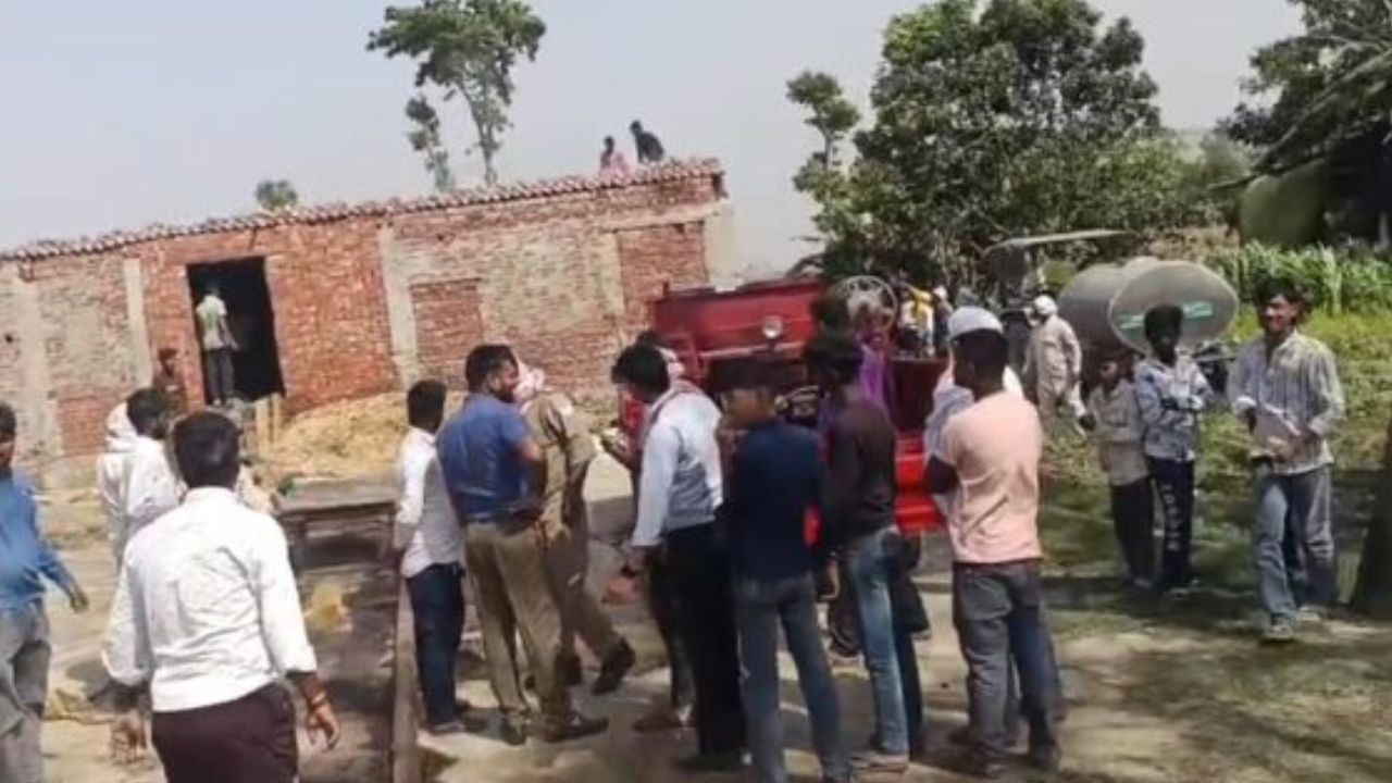 महाराजगंज में भूसे के गोदाम में लगी भीषण आग, मचा हड़कंप