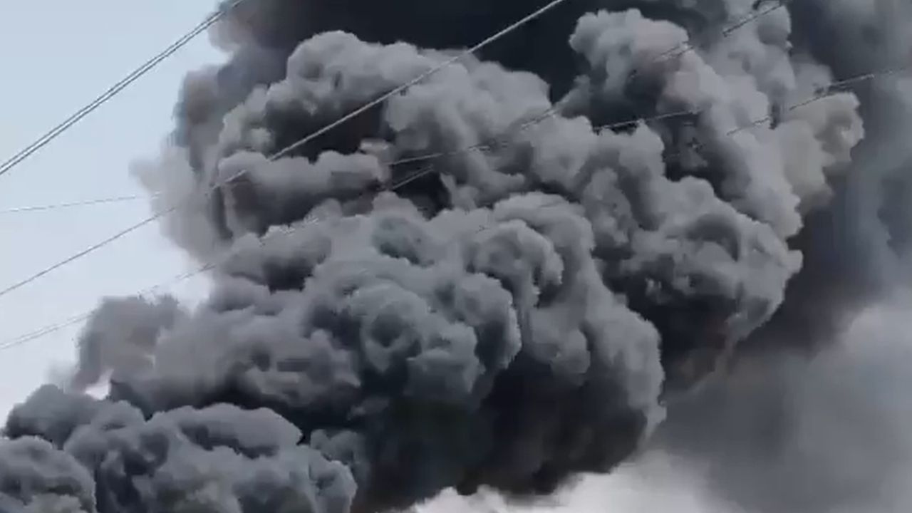 वाराणसी में जल निगम की पाइपलाइन में लगी भीषण आग, खेल मैदान के पास हड़कंप