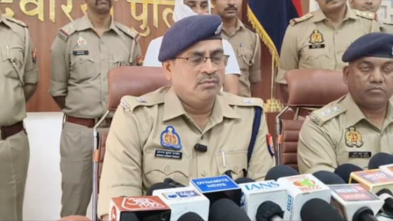 देश भर की साइबर ठगी का देवरिया कनेक्शन: 60 करोड़ का ट्रांजैक्शन और 46 शिकायतें, जानें देवरिया पुलिस ने कैसे किया पर्दाफाश