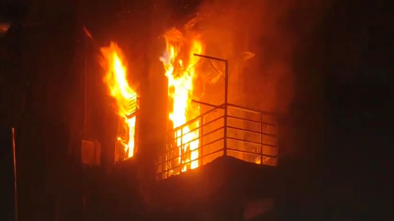 Fire in Punjabi Bagh: दिल्ली के पंजाबी बाग में आग का कहर, सैकड़ों झुग्गियां जलकर खाक