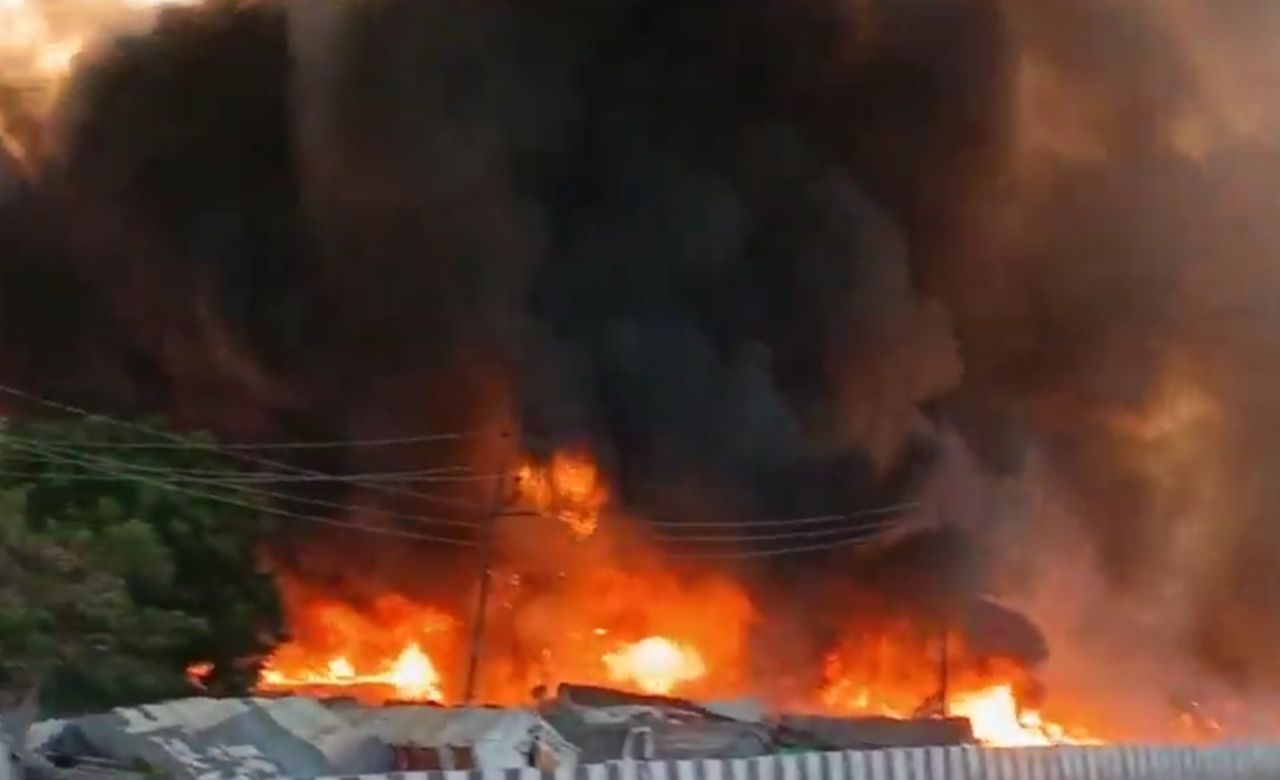 Luckow Fire: लखनऊ में भीषण आग का तांडव, सिलेंडर्स ब्लास्ट के साथ कई झोपड़ियां और आशियाने खाक