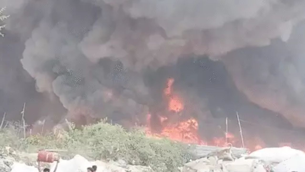 गाजियाबाद की 200 झुग्गियों में अग्निकांड, एक के बाद एक हो रहे सिलेंडर ब्लास्ट, 10 KM दूर तक दिखा धुआं